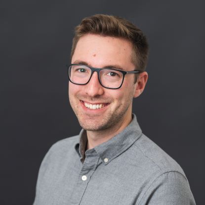 Студент, работающий в биолаборатории